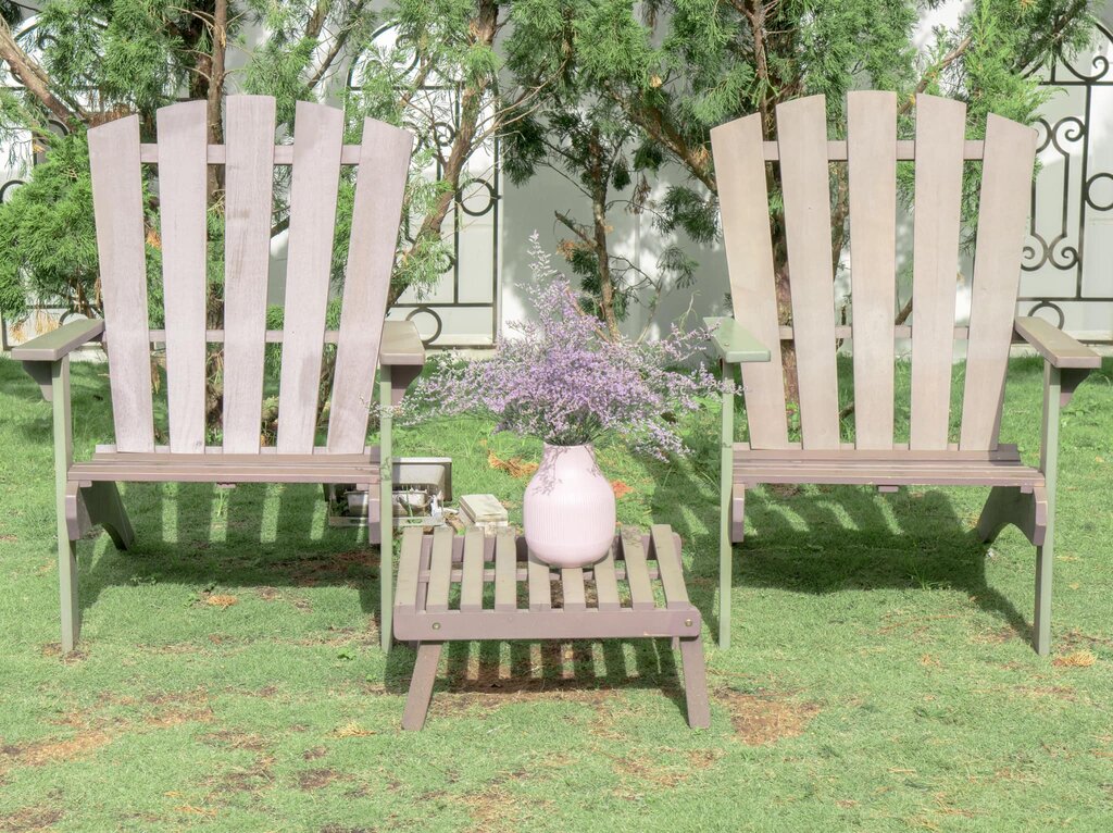 sân cỏ với hai chiếc ghế gỗ j'adore house đà lạt