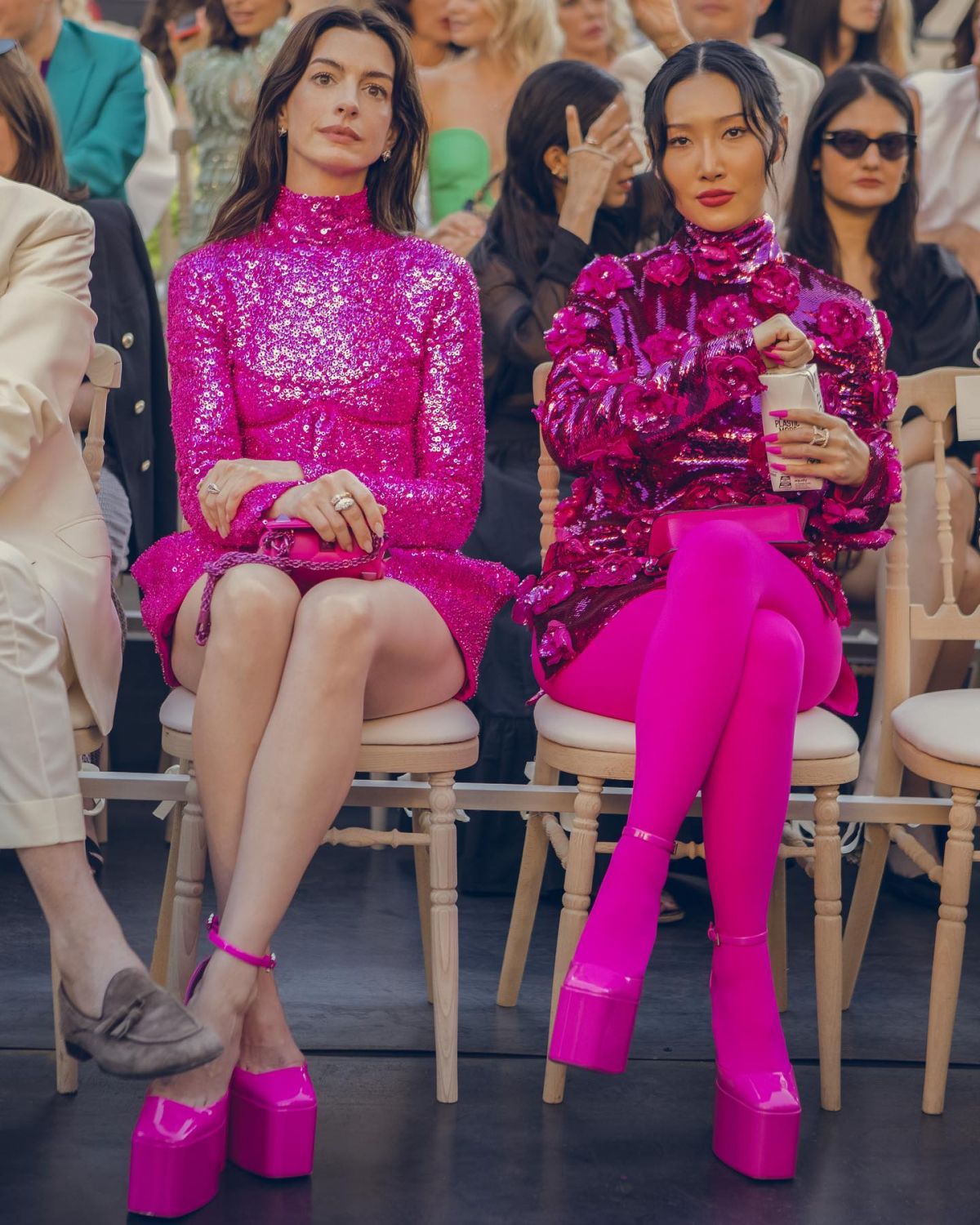 Hwasa và Anne Hathaway trong show diễn Valentino Haute Couture