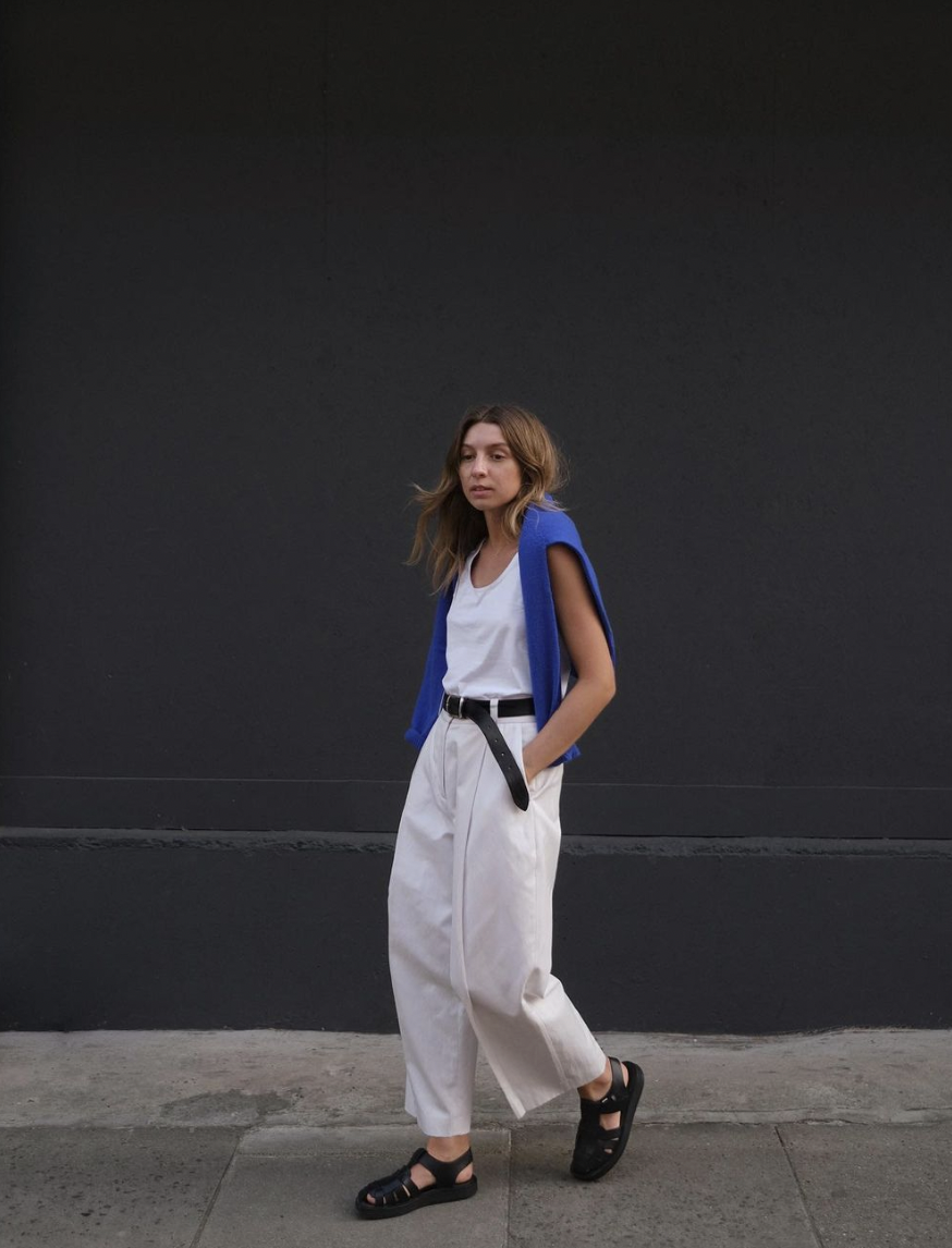 5 lý do khiến mọi IT-Girl và fashionista đều “phát mê” áo tank top trắng Screenshot 2022 07 13 at 17.43.16 - 5 lý do khiến mọi IT-Girl và fashionista đều “phát mê” áo tank top trắng