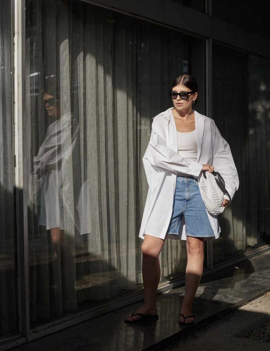 5 lý do khiến mọi IT-Girl và fashionista đều “phát mê” áo tank top trắng Screenshot 2022 07 13 at 18.22.07 - 5 lý do khiến mọi IT-Girl và fashionista đều “phát mê” áo tank top trắng