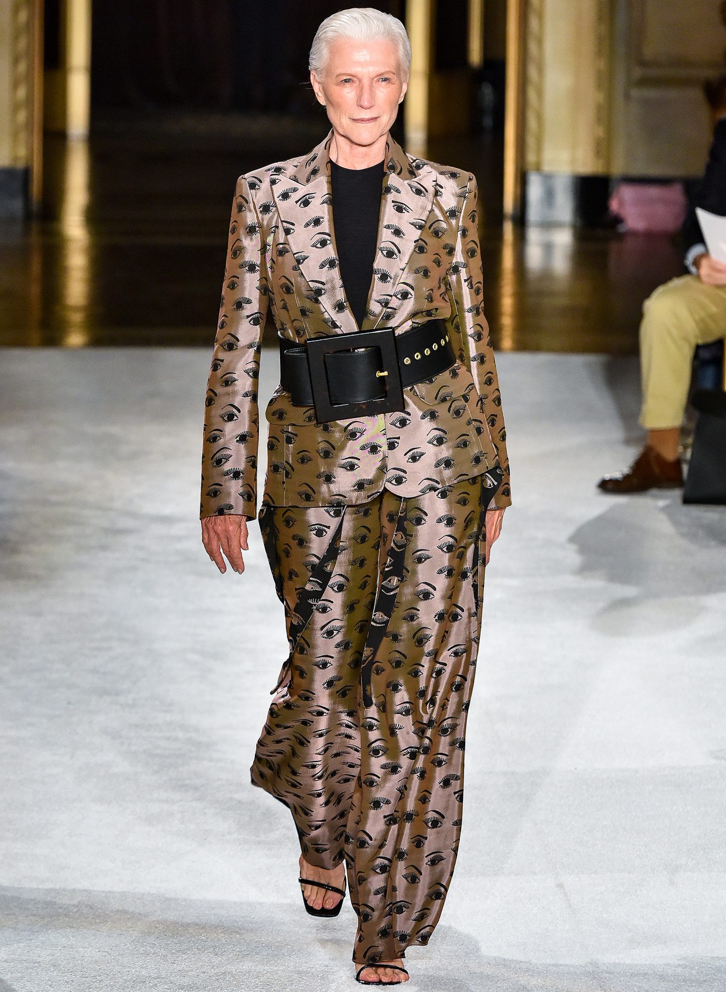 Maye Musk với vai trò người mẫu sàn runway