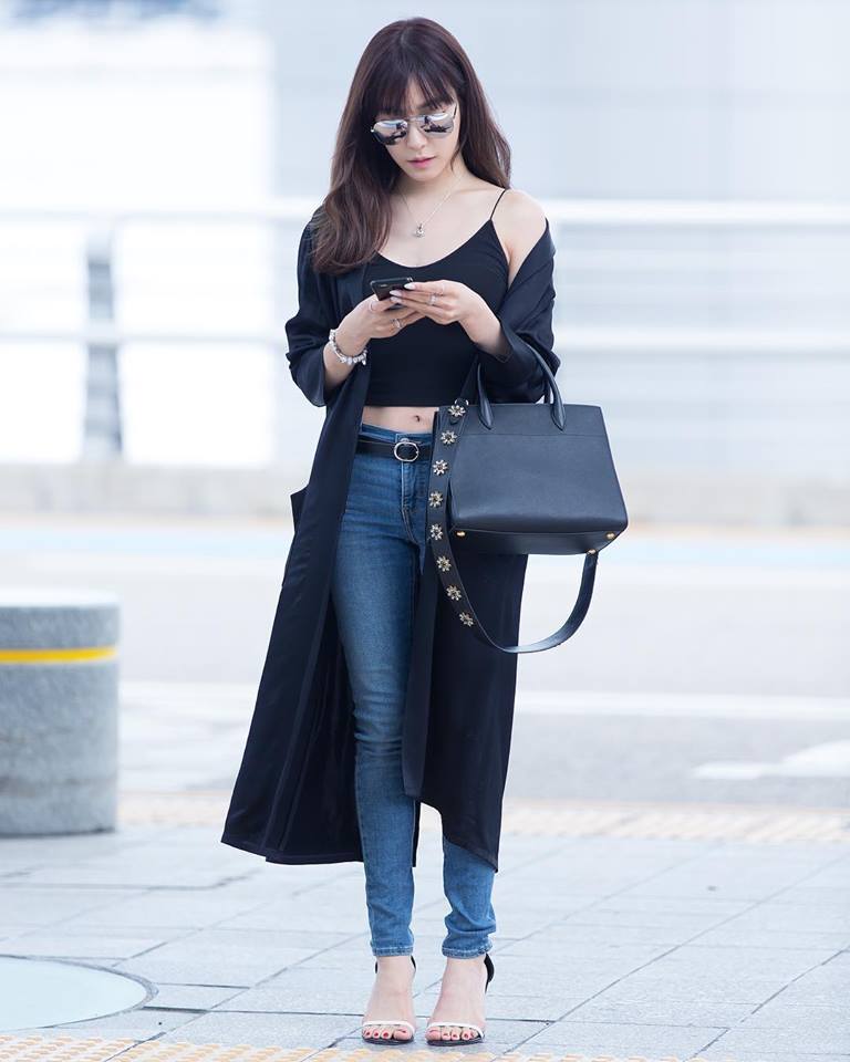 SNSD và “cuộc xâm lăng” vào tủ quần áo của thế hệ 9X phong cach san bay cua tiffany snsd - SNSD và “cuộc xâm lăng” vào tủ quần áo của thế hệ 9X