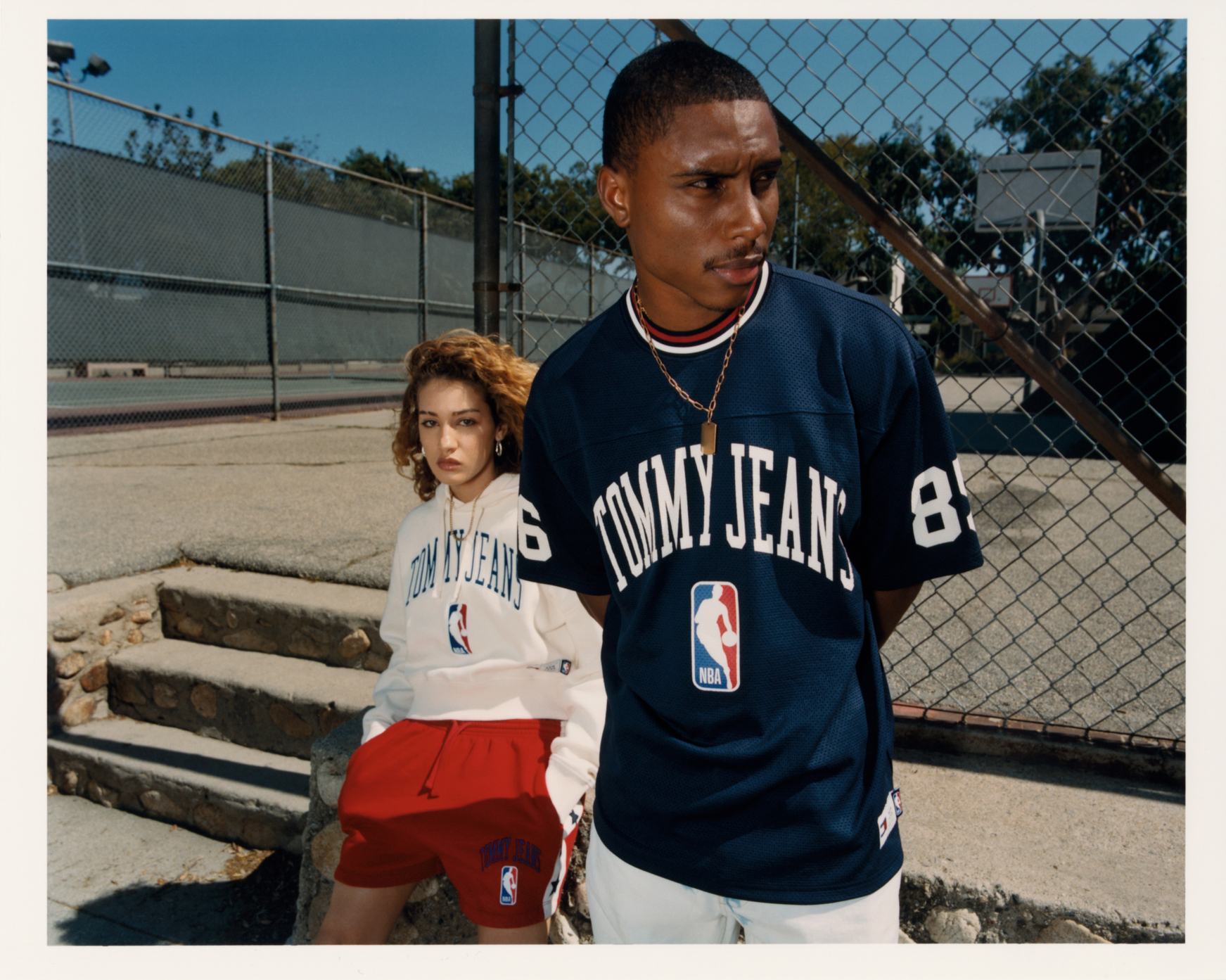SUPF22 EUAPAC NBA DUO MESHSKATE CROPHOODIE 300 39L 1 - Tommy Jeans hợp tác cùng NBA ra mắt BST đậm chất thời trang đường phố thập niên 90