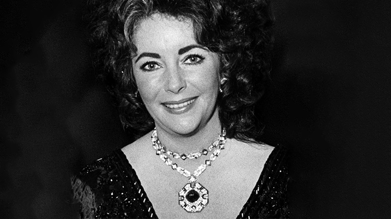 viên kim cương ấn độ được đeo bởi diễn viên elizabeth taylor ảnh trắng đen