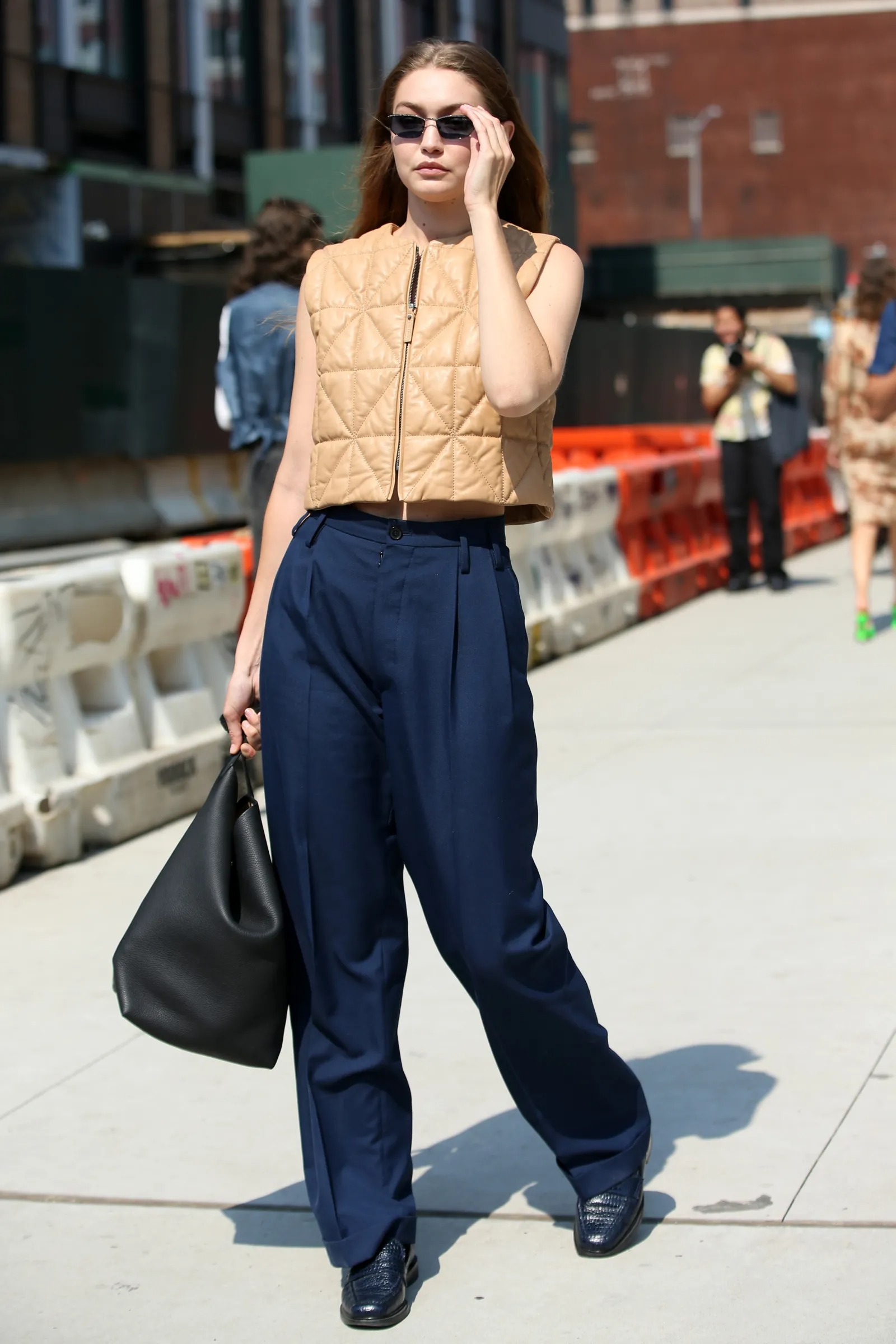 Clean Girl Aesthetic: Phong cách thời trang vừa “healthy” vừa sang chảnh của thời đại mới Gigi Hadid clean girl aesthetic credit Christopher Peterson - Clean Girl Aesthetic: Phong cách thời trang vừa “healthy” vừa sang chảnh của thời đại mới