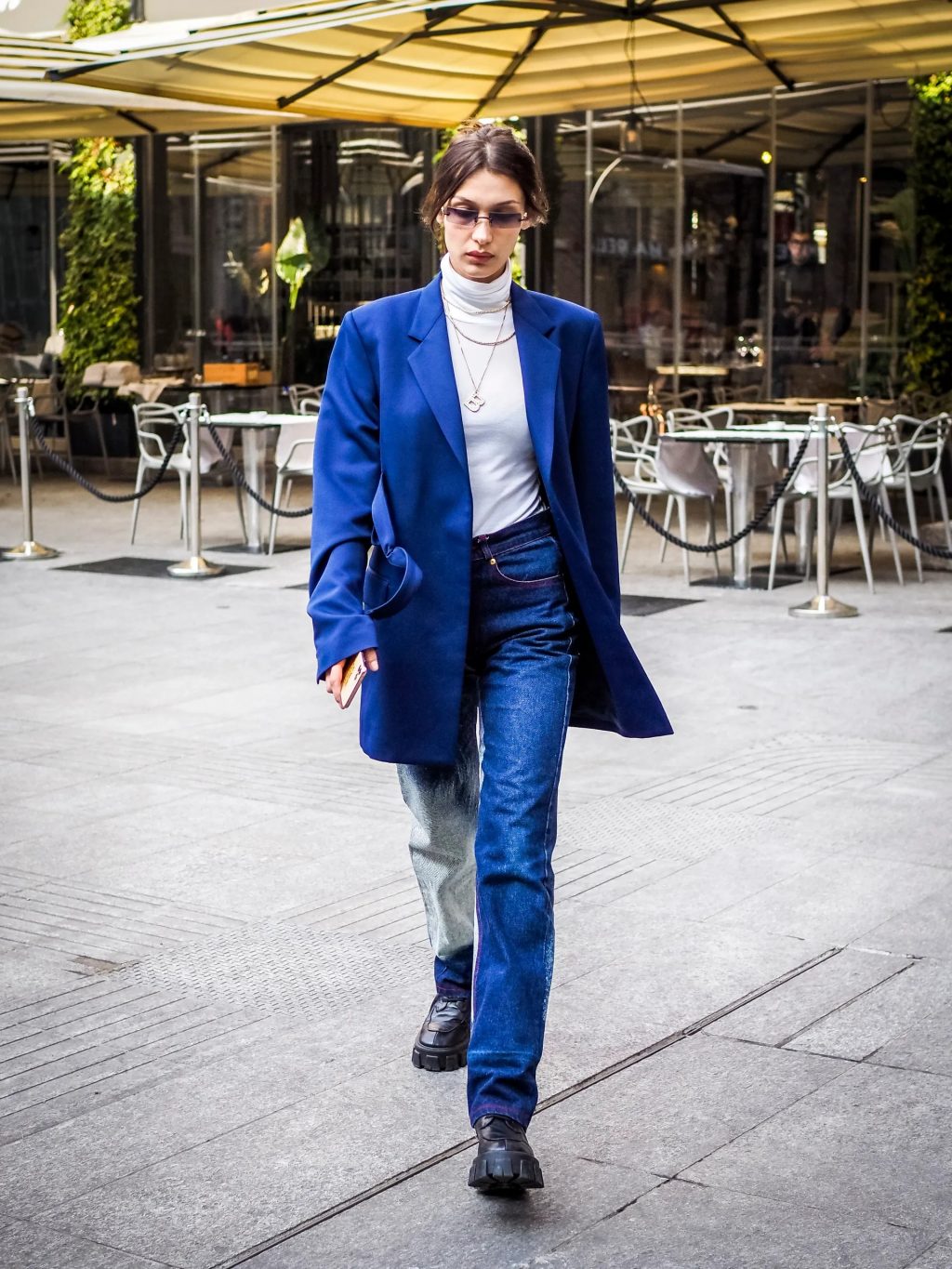 Bella Hadid mặc quần jeans vintage