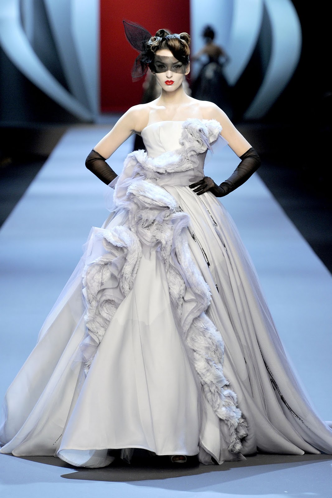 vay cuoi dior ma mi 2011 - Last look là váy cưới, truyền thống bắt đầu từ khi nào?