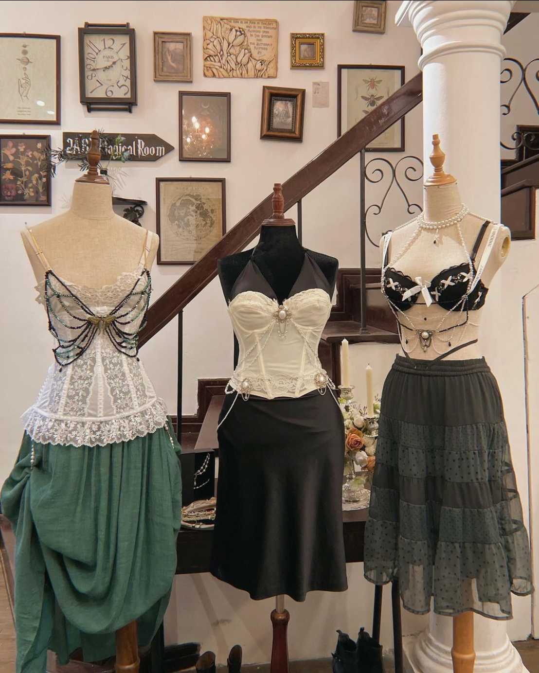 3 mannequin tại store mặc corset và váy