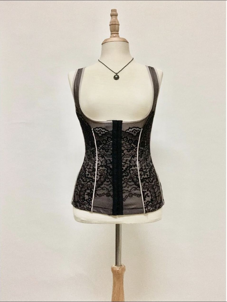 corset đet on mannequin thêu