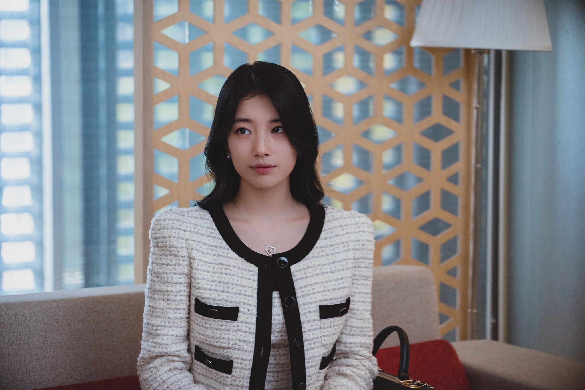 Bae Suzy mặc set đồ vải tweed màu trắng