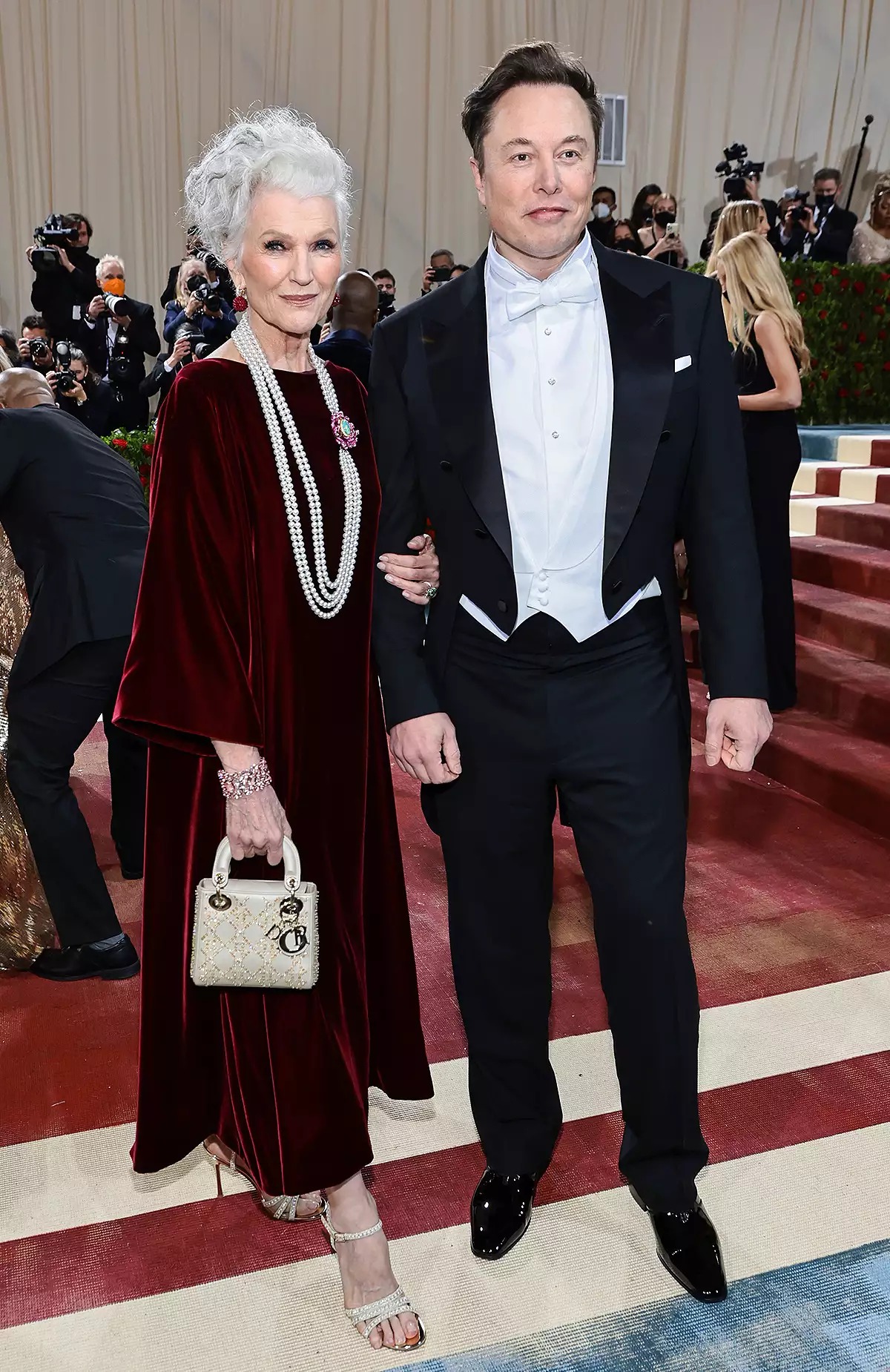 Maye Musk trên thảm đỏ Met Gala 2022