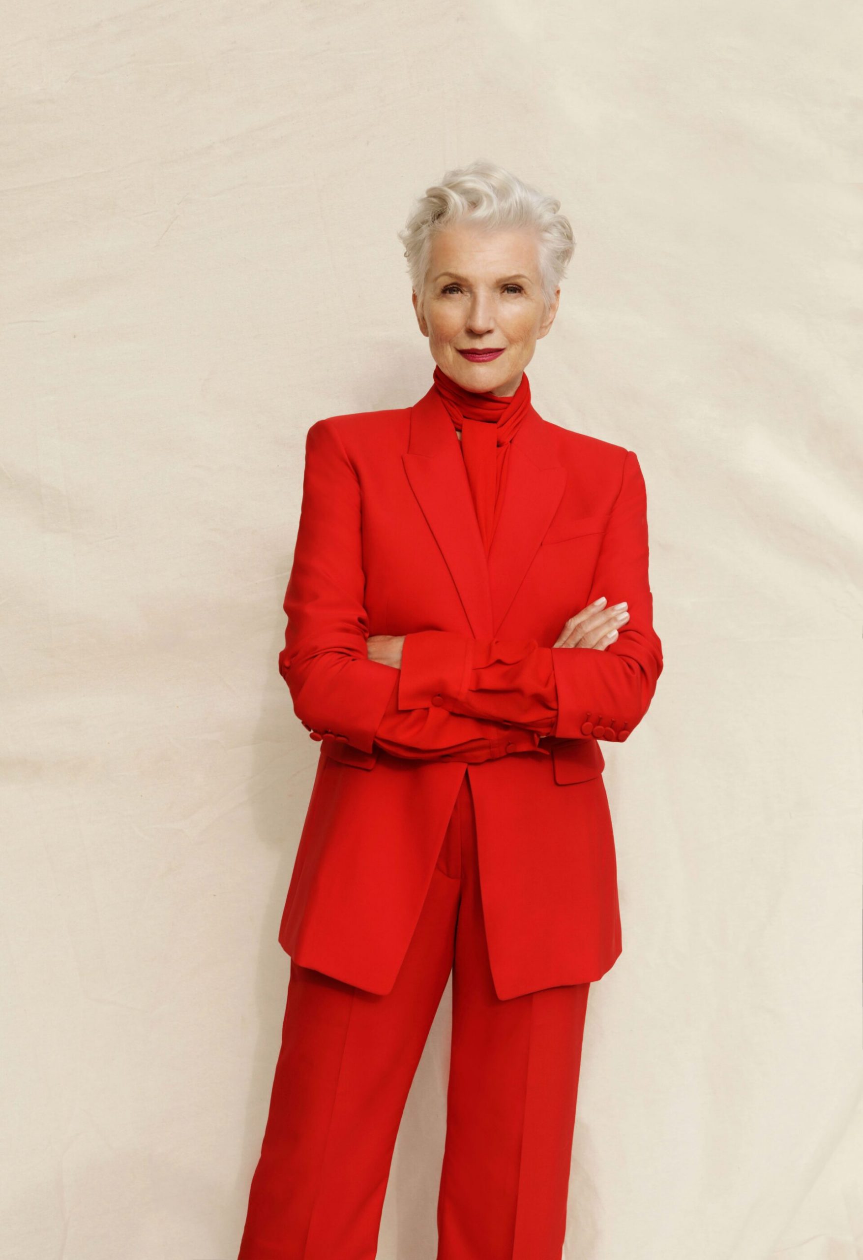 Maye Musk mặc suit đỏ