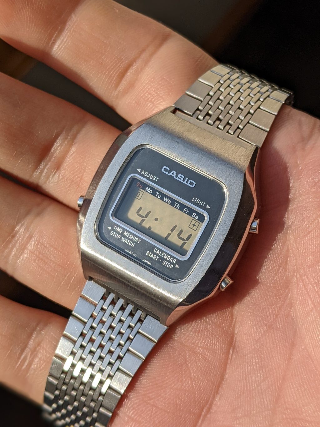 cận cảnh đồng hồ casio casitron trên tay nắng mặt trời 