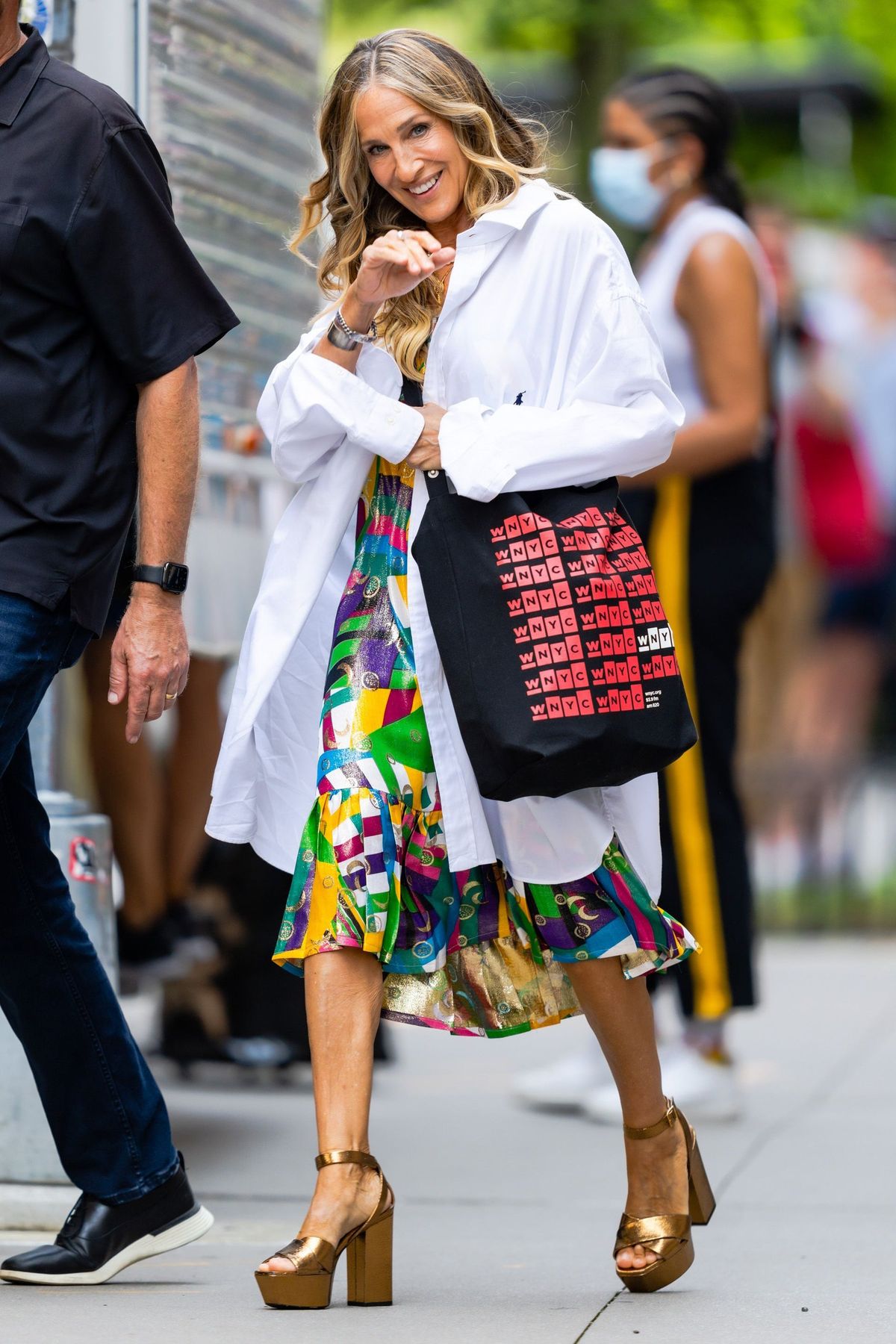 Sarah Jessica Parker trong thiết kế metallic của YSL