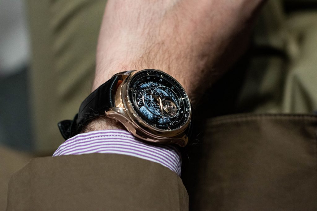 Jaeger-LeCoultre Grande Tradition Grande Complication trên tay và bộ suit màu olive