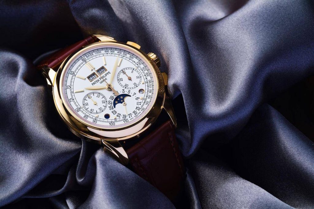 đồng hồ patek philippe da nâu cổ điển trên background lụa satin xanh