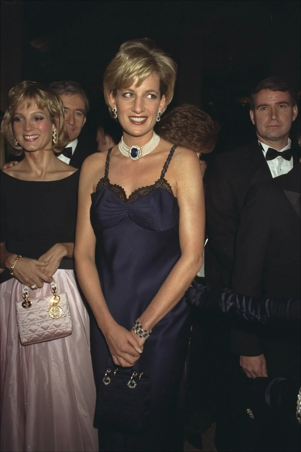Diana trong Met gala 1996 1024x1536 - Khám phá câu chuyện đằng sau 6 mẫu túi xách mang tính biểu tượng của Dior