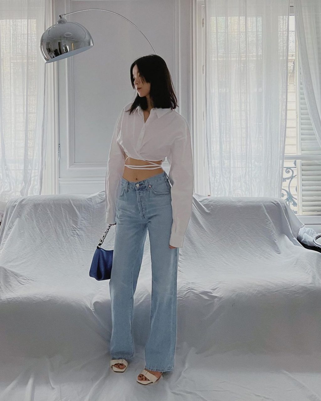 Áo croptop trắng và jeans ống rộng phối cùng giày cao gót màu nude