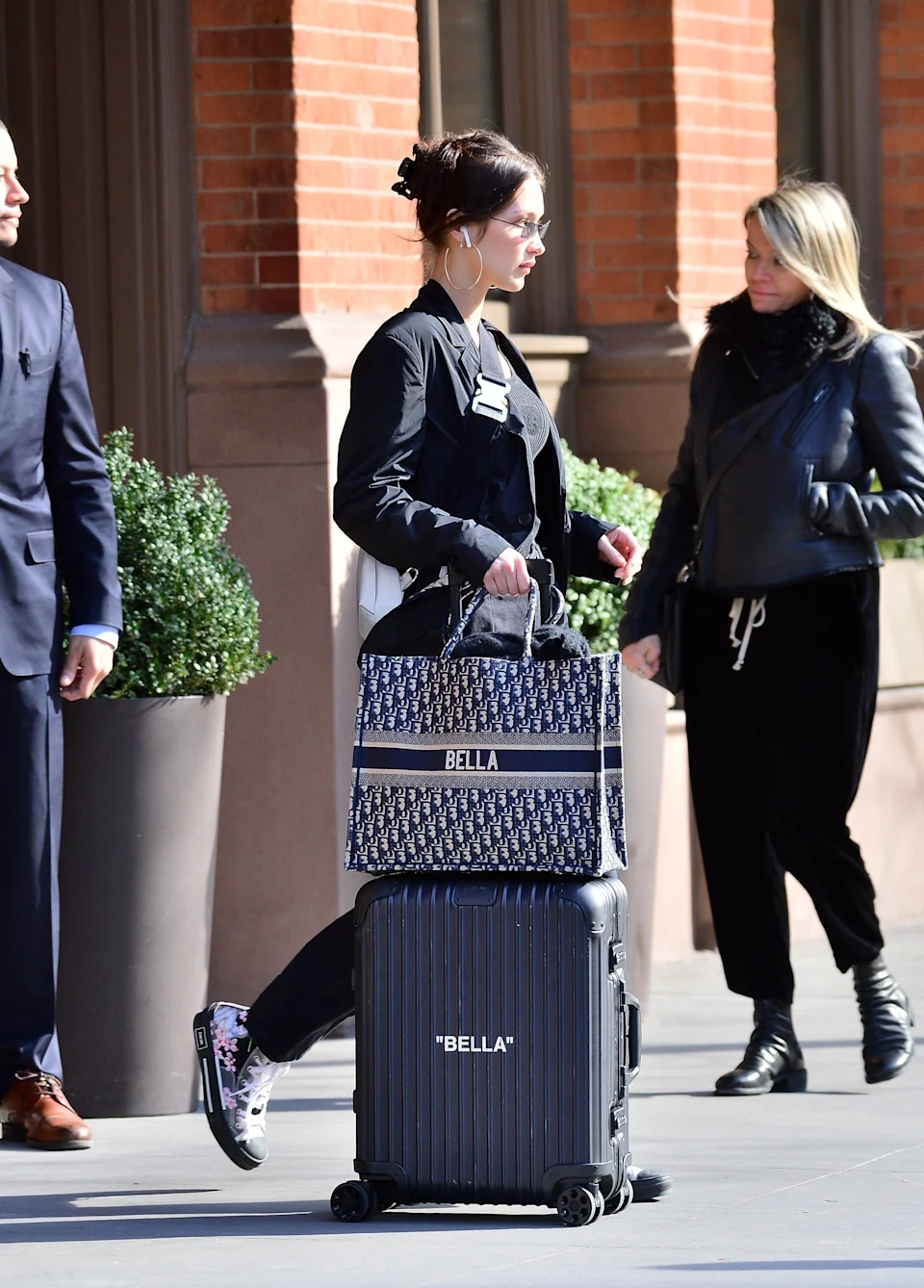 Bella Hadid túi Dior Book tote