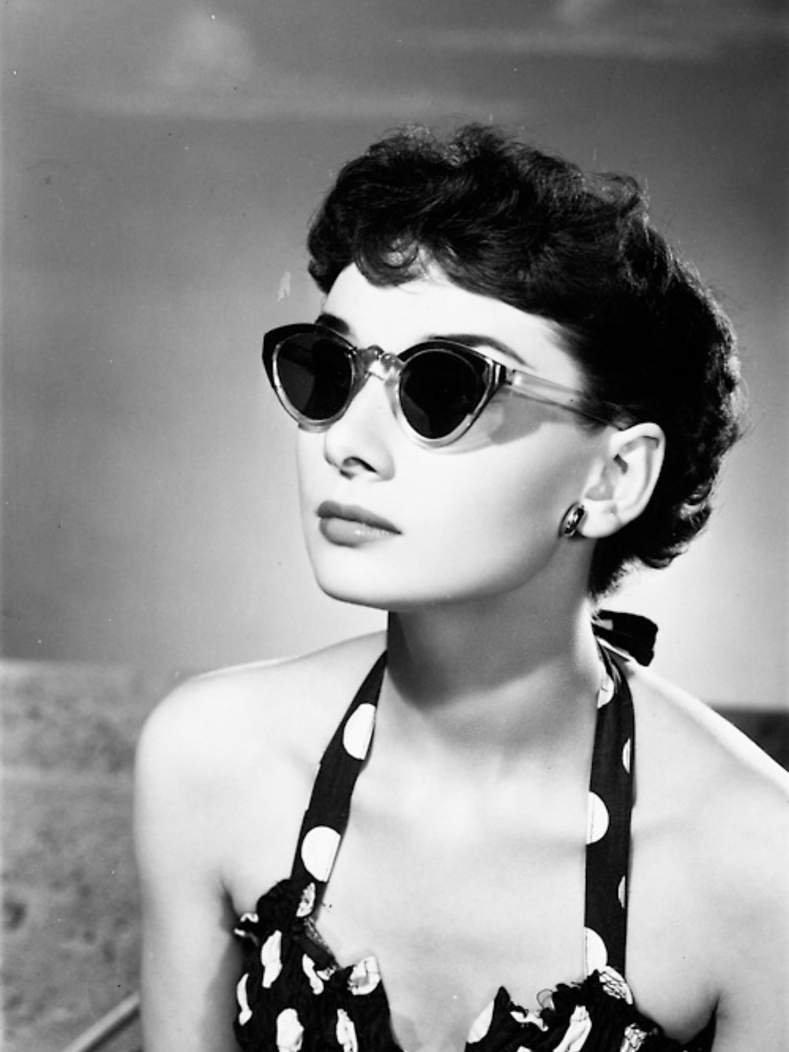 Audrey Hepburn đeo kính mắt mèo