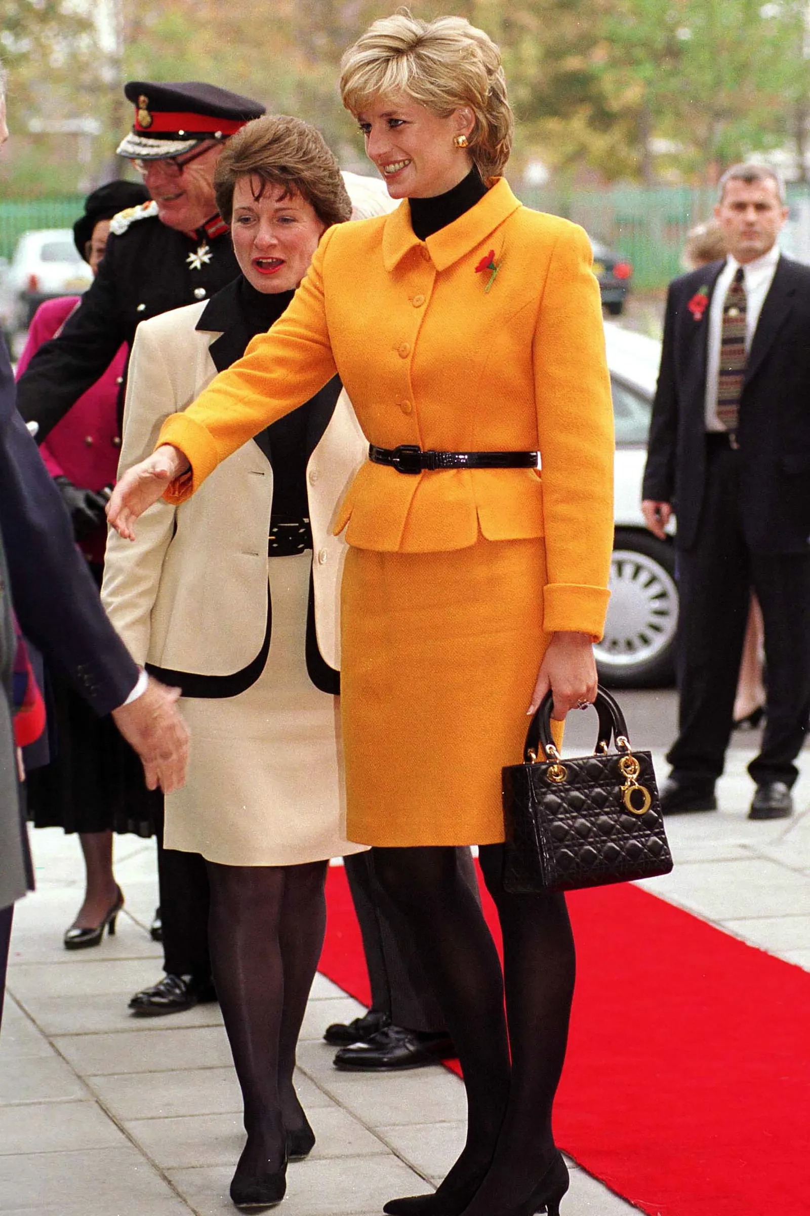 Lady Di đeo túi Lady Dior với suit vàng