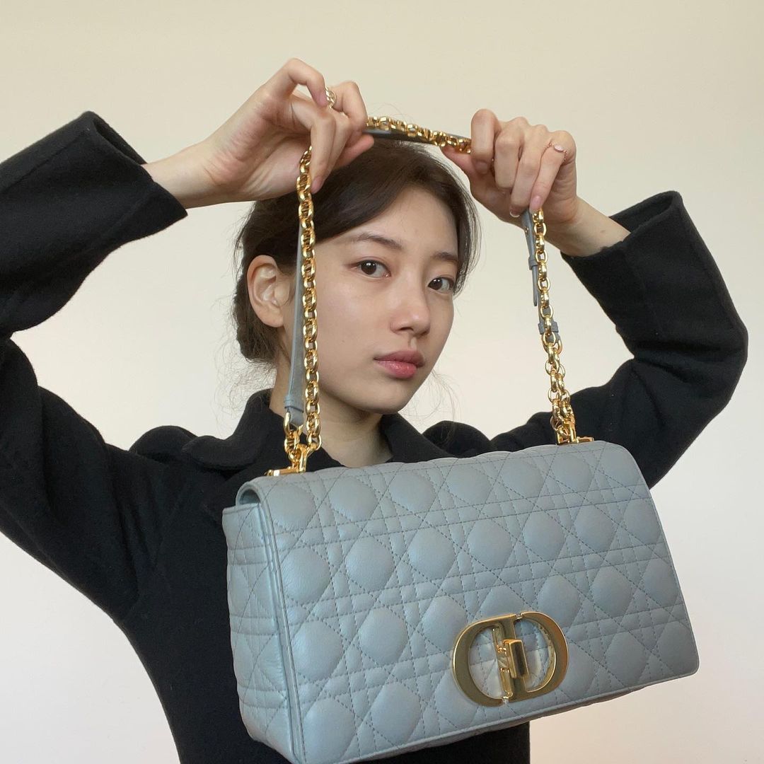 Suzy đeo túi Dior Caro