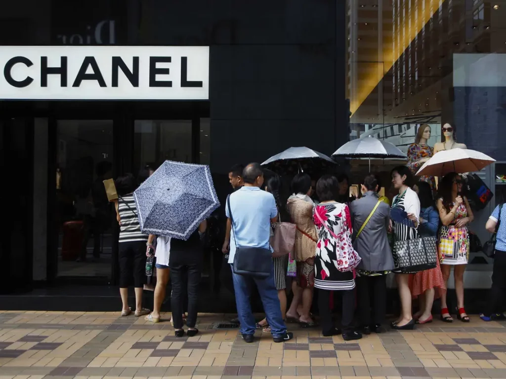 xếp hàng bên ngoài cửa hàng chanel tại hongkong