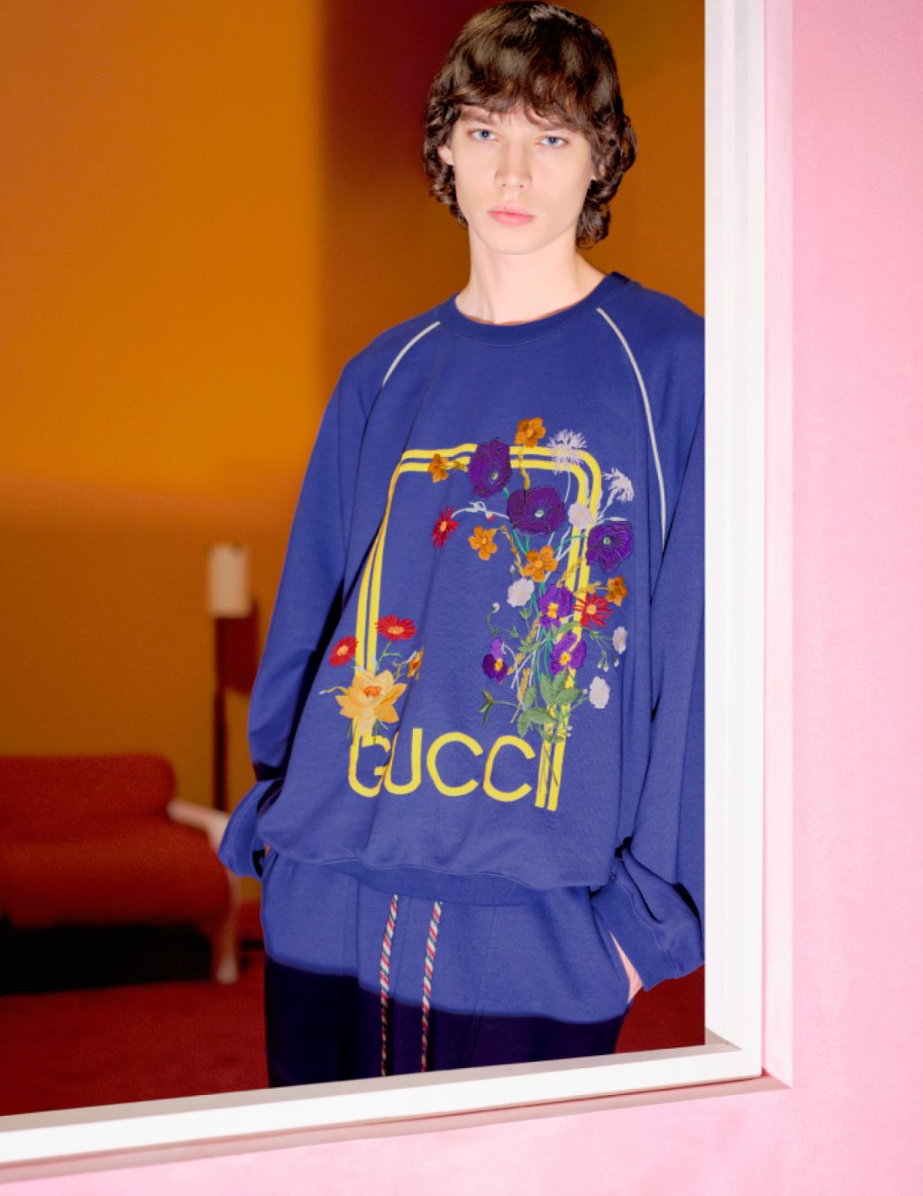 người mẫu nam mặc áo sweatshirt tím qua khung cửa sổ lovelight 2022 gucci