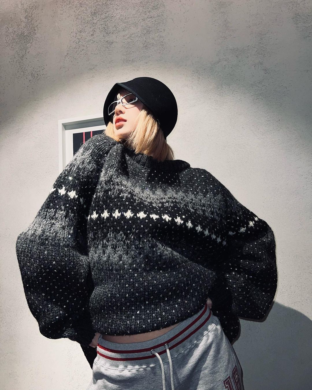 Sweater họa tiết thời trang của Lisa