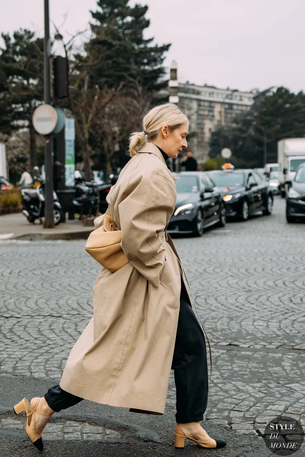 chanel slingback cùng trenchcoat be thanh lịch streetstyle
