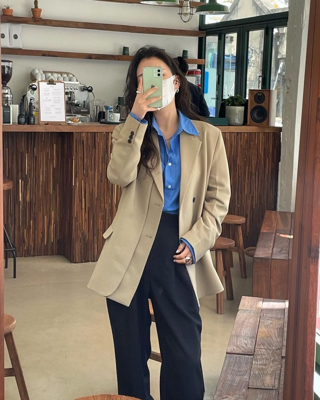 Áo blazer màu nude áo sơ mi màu xanh dương