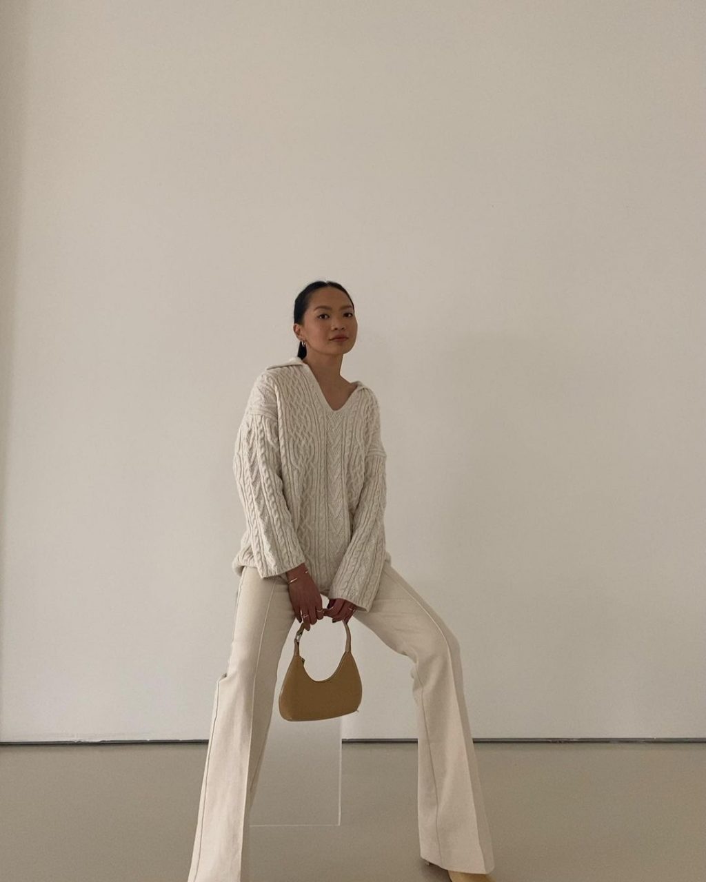 Outfit màu kem thanh lịch