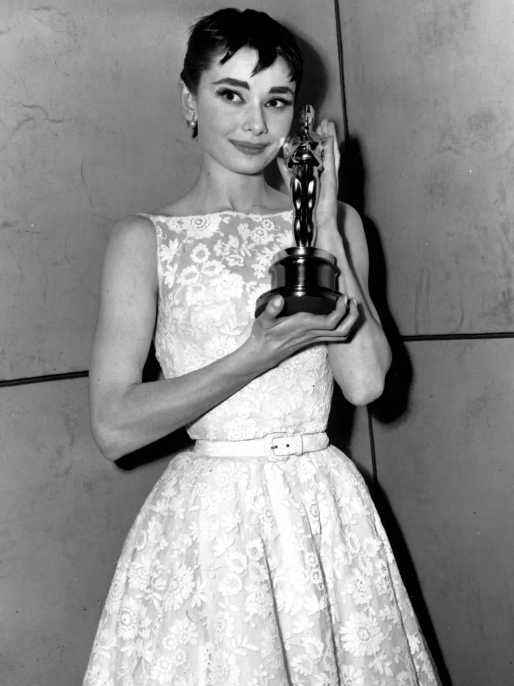 audrey hepburn mặc thiết kế váy ren trắng nhận giải oscar