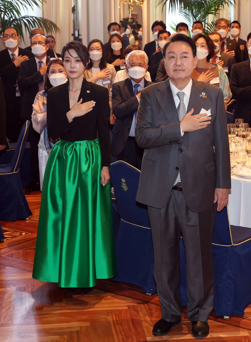 Đệ nhất Kim Keon Hee trong trang phục áo blazer đen và chân váy xanh lá