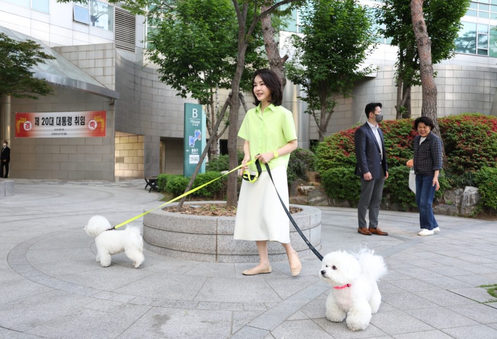 outfit nang dong cua de nhat xu han 1024x698 - Đệ nhất phu nhân Hàn Quốc Kim Keon Hee gây tranh cãi vì phong cách “New Woman”