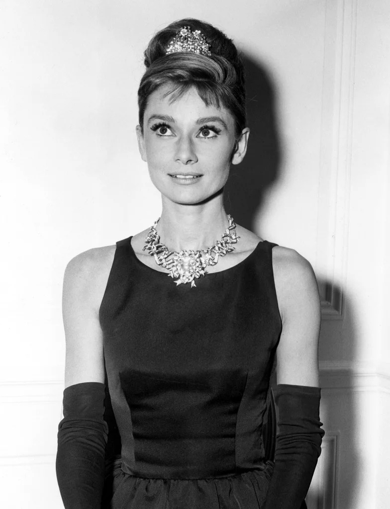 Audrey Hepburn đeo vòng cổ Ribbon Rosette trong bộ phim Breakfast at Tiffany’s. 