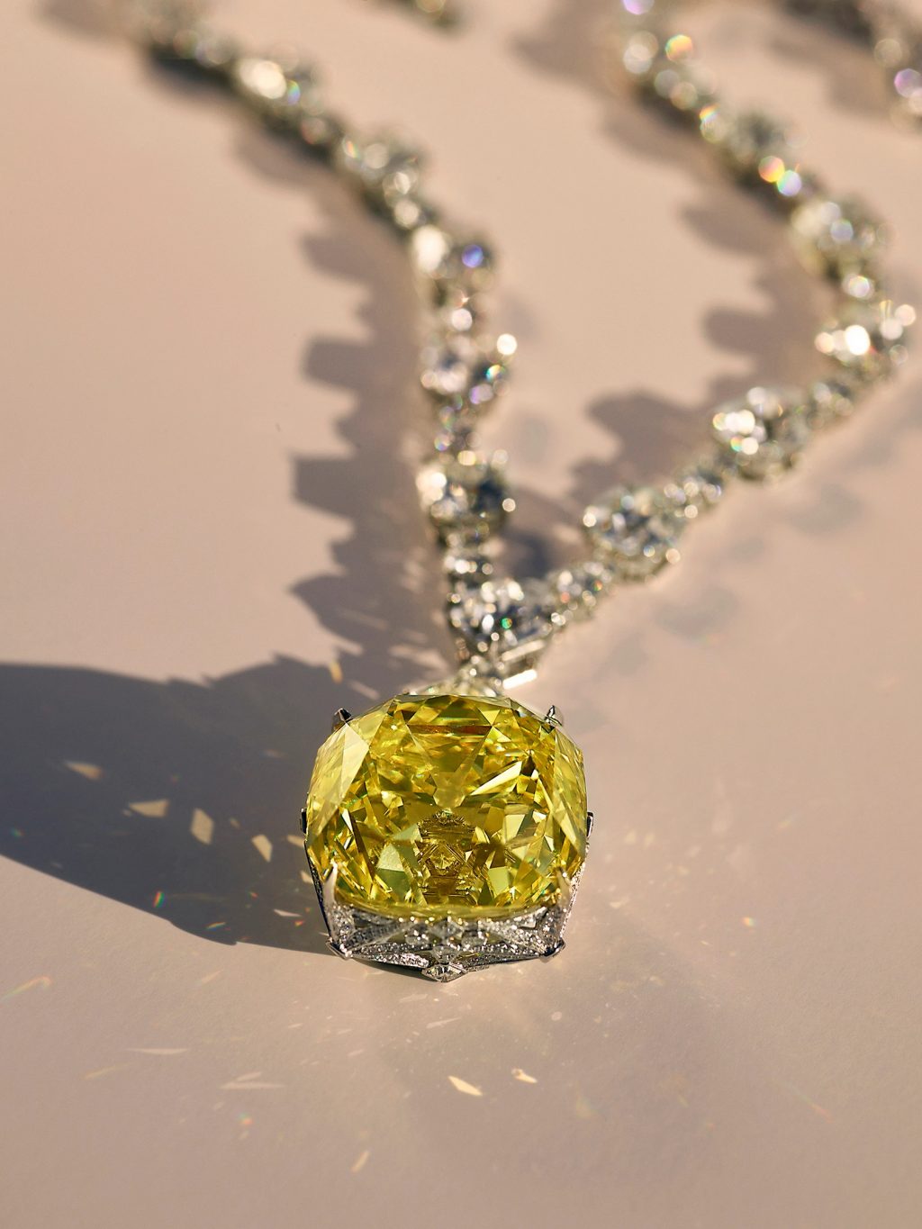 Kim cương màu vàng đặc trưng của Tiffany & Co