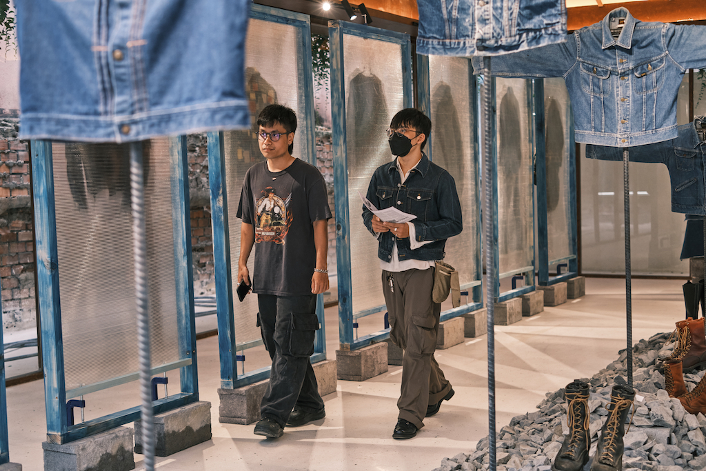 không gian trưng bày Một Vải Nghìn Vóc denim