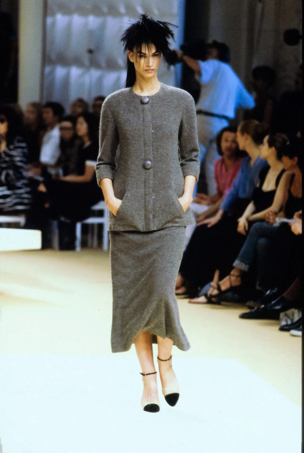 CHANEL fall 1999 couture phong cách tối giản chân váy 