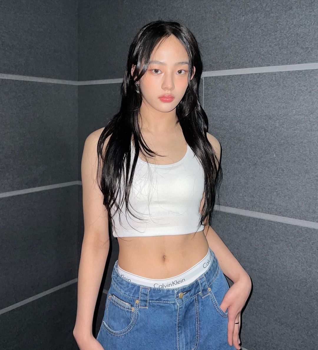 NewJeans Minji mặc Calvin Klein