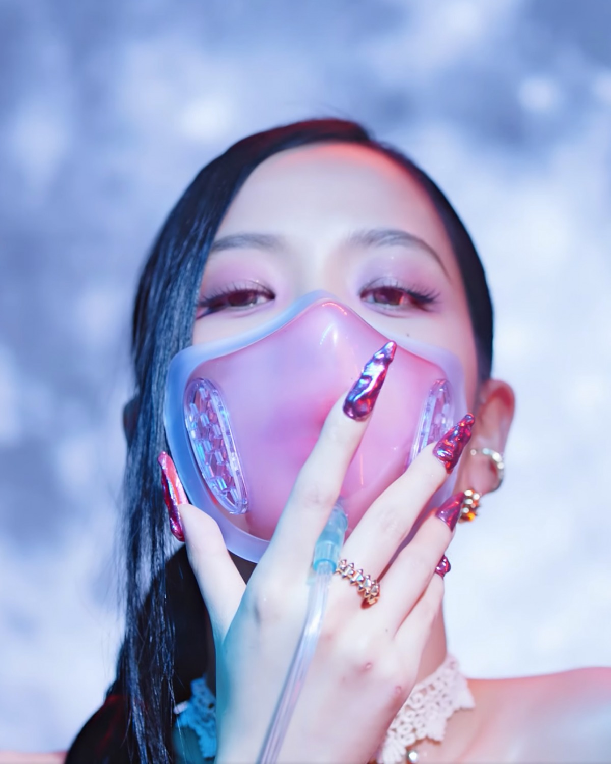 BLACKPINK Jisoo đeo nhẫn Clash de Cartier trong Pink Venom