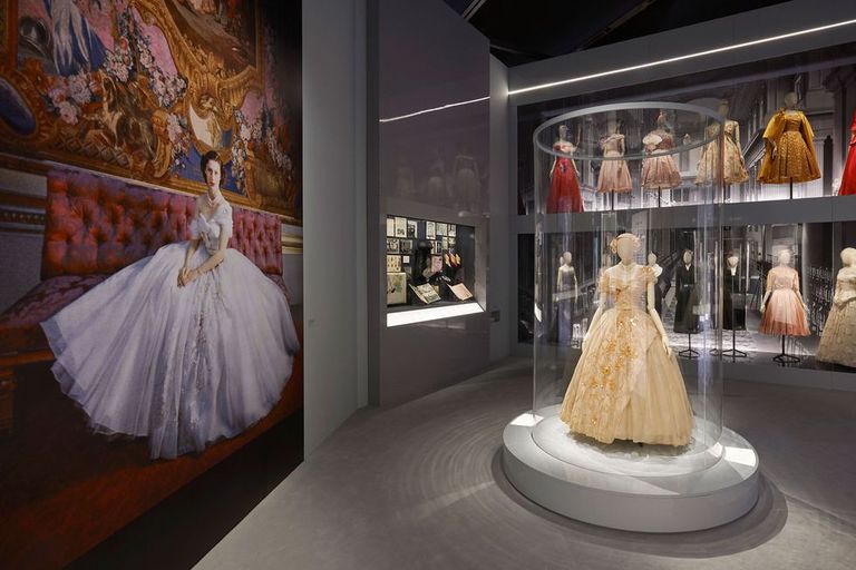 trien lam christion dior designers of dreams - Công chúa Margaret nước Anh và tình yêu cho thời trang Pháp