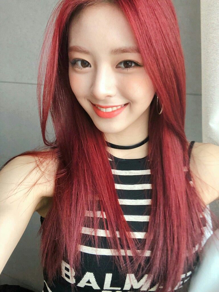 Yuna tóc đỏ