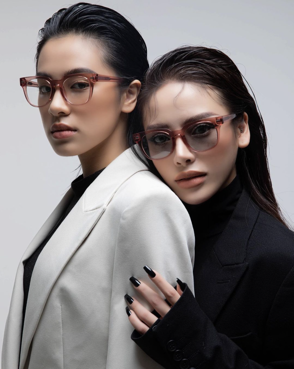 2 người mẫu ôm nhau blazer trắng và đen