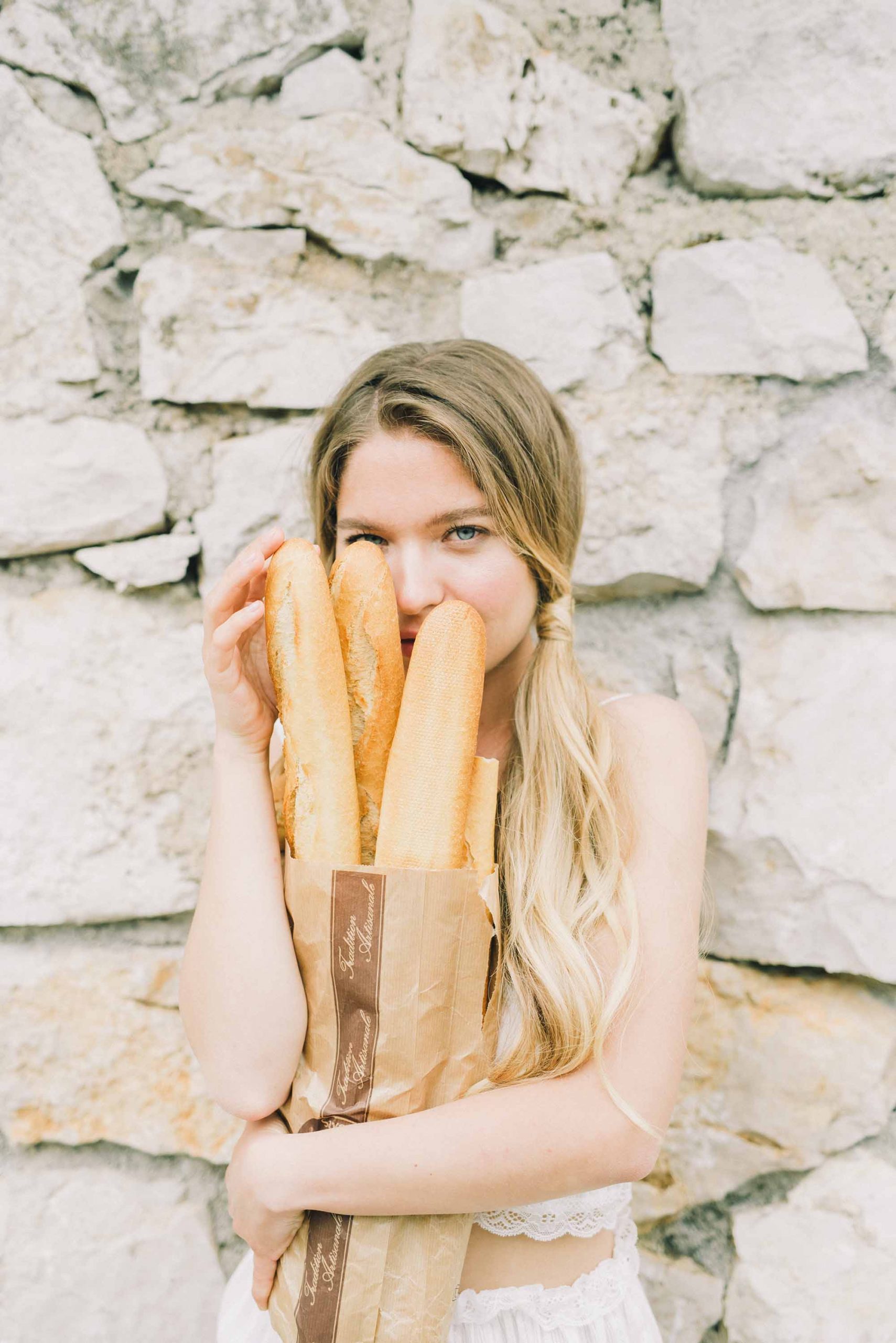 Cô gái người Pháp yêu bánh mì