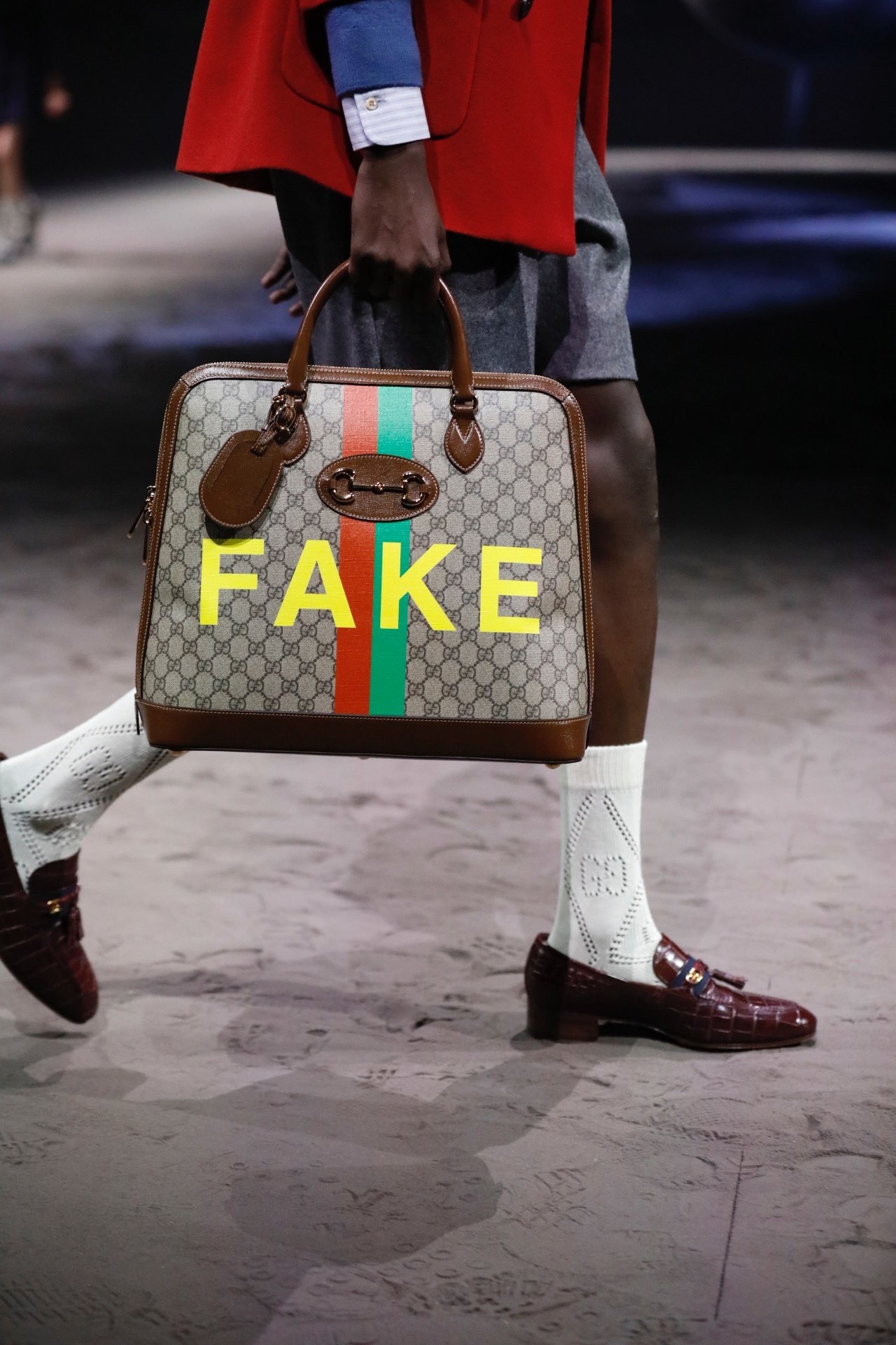 gucci fake bag menswear 2020 - Từ chiếc áo “Stop Being Poor” đến cuộc chiến meme trên sàn diễn thời trang