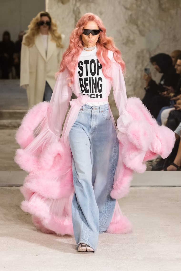 Từ chiếc áo “Stop Being Poor” đến cuộc chiến meme trên sàn diễn thời trang vetements stop being rich - Từ chiếc áo “Stop Being Poor” đến cuộc chiến meme trên sàn diễn thời trang