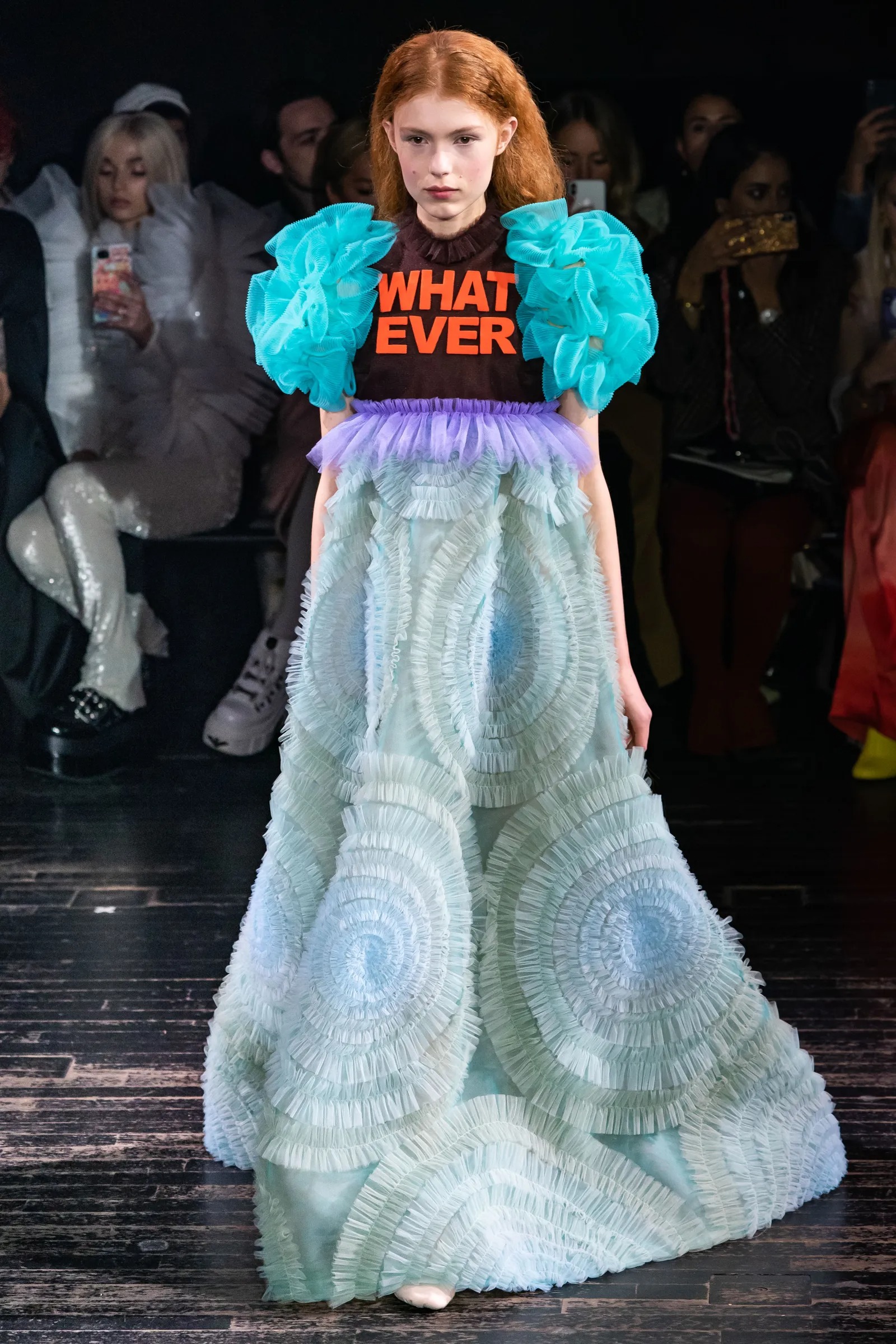 Từ chiếc áo “Stop Being Poor” đến cuộc chiến meme trên sàn diễn thời trang viktor rolf couture spring 2019 look 15 - Từ chiếc áo “Stop Being Poor” đến cuộc chiến meme trên sàn diễn thời trang