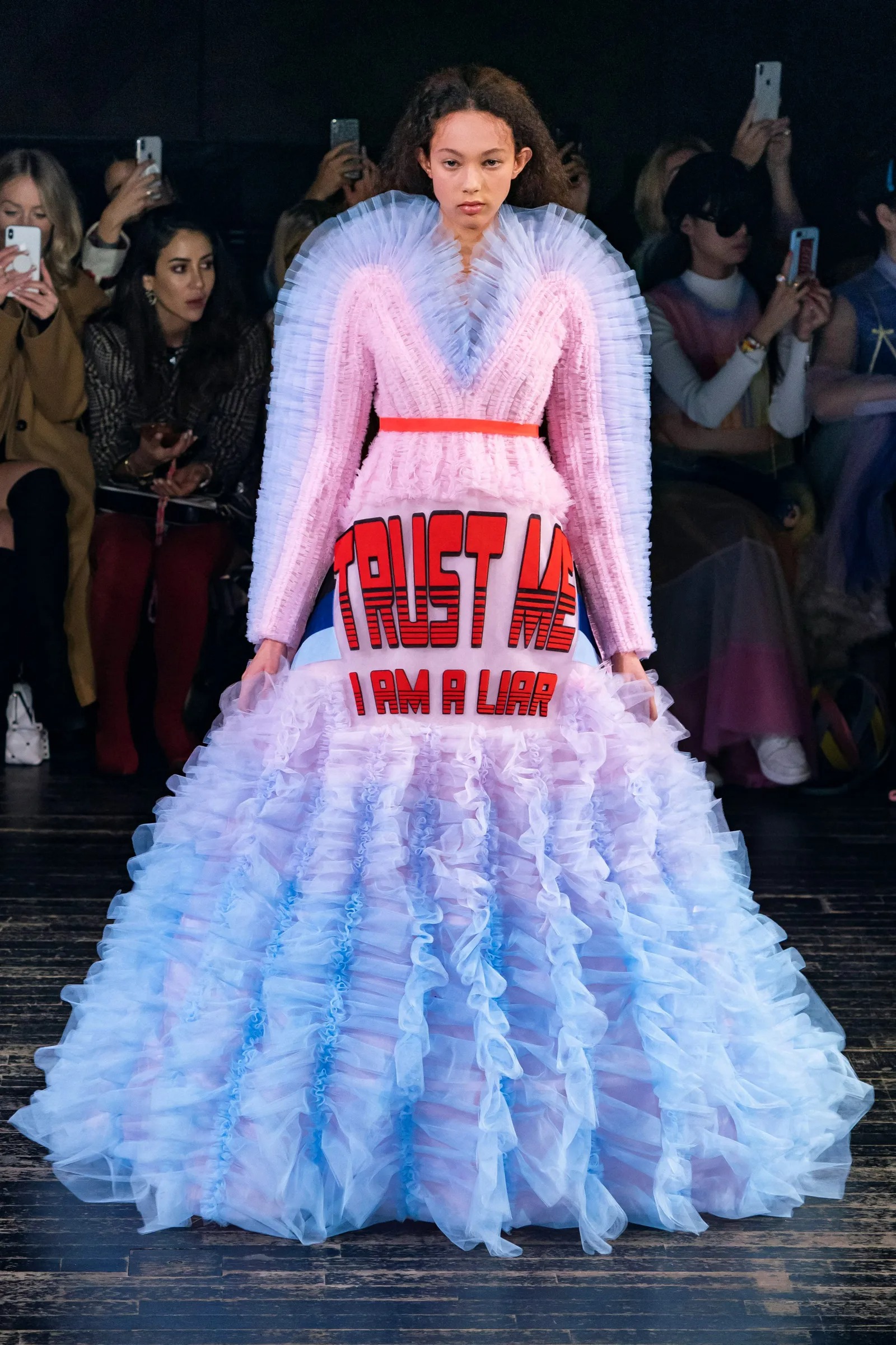 viktor rolf couture spring 2019 look 6 - Từ chiếc áo “Stop Being Poor” đến cuộc chiến meme trên sàn diễn thời trang
