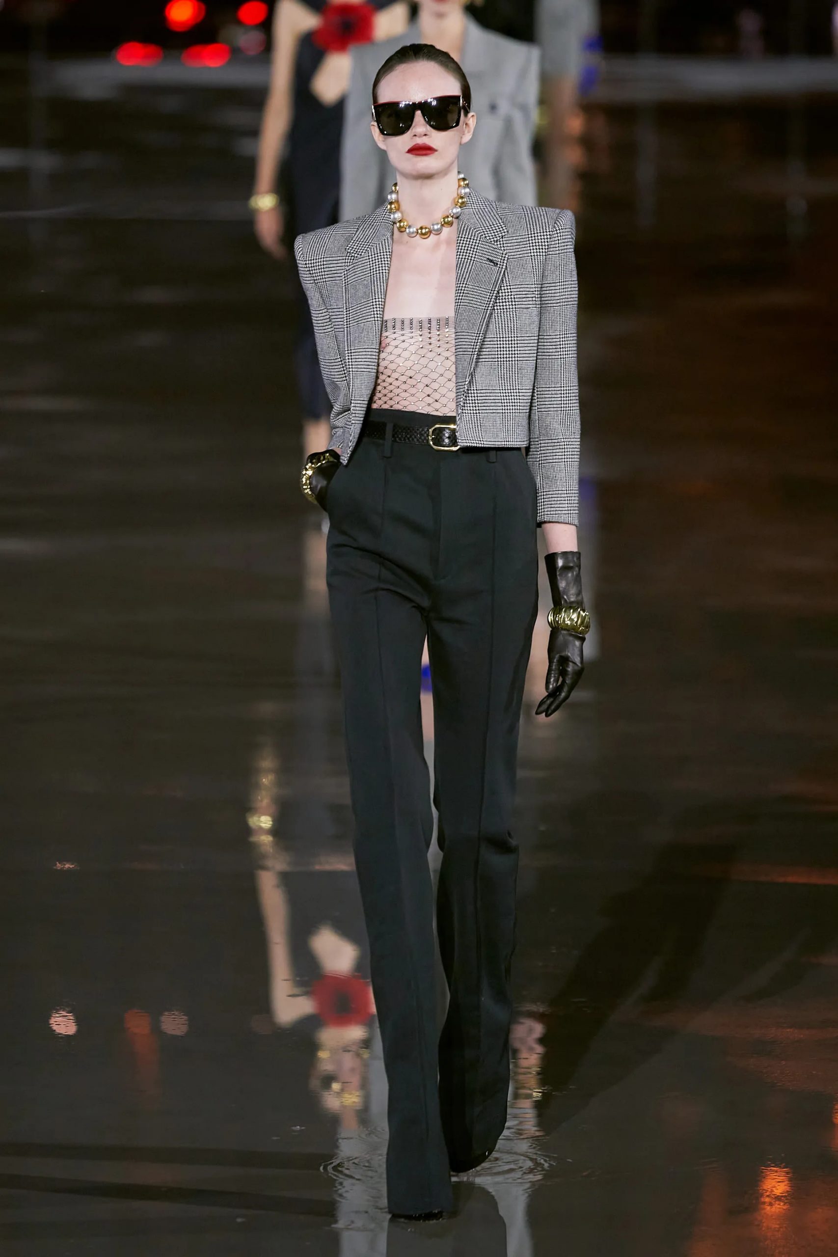 Cropped blazer caro từ Saint Laurent spring 22 Paris